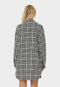 Stradivarius Leichte Jacke - white