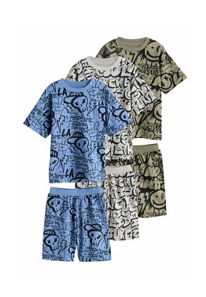 Sæt med kortærmet skjorte og shorts til tre børn med graffiti-inspirerede motiver i blå, grå og olivengrønne farver.