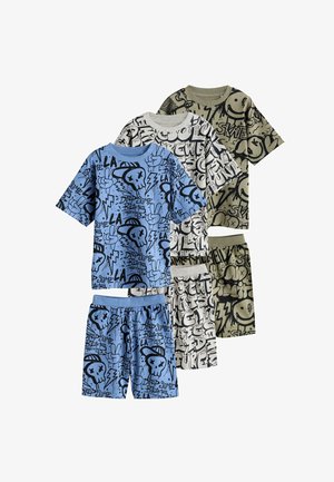 Sæt med kortærmet skjorte og shorts til tre børn med graffiti-inspirerede motiver i blå, grå og olivengrønne farver.