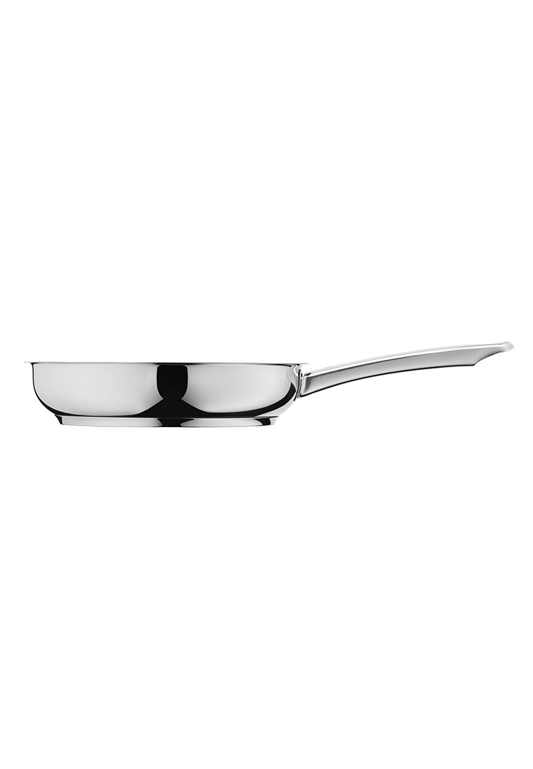 Stekpanna i rostfritt stål med en elegant, grund design, lång handtag och polerad yta för enkel rengöring och hållbarhet.