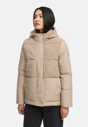 Beige pufferjack met een getextureerde fleece bovenstuk, een glad onderstuk, een capuchon met aanpassingen en een drukknopsluiting.