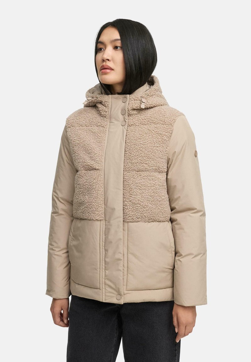 Beige pufferjack met een getextureerde fleece bovenstuk, een glad onderstuk, een capuchon met aanpassingen en een drukknopsluiting.