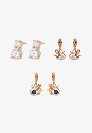 Két pár arany csepp fülbevaló átlátszó és kék drágakövekkel, valamint egy pár arany stift fülbevaló két átlátszó drágakővel, fehér háttéren elrendezve.