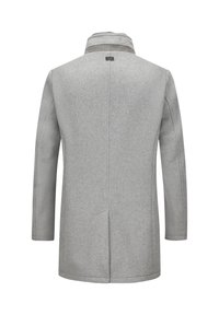 Grauer Wollmantel mit hohem Kragen, geradem Schnitt und ohne sichtbare Knöpfe. Verfügt über eine glatte Textur und einen einzigen Rückenschlitz für Luftzirkulation.