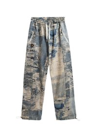 Pantalones con estampado azul y beige, fabricados en tejido texturizado, con una cinturilla elástica, cremalleras en los bolsillos laterales y puños ajustables.