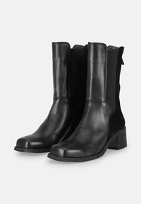 Stivali ankle neri caratterizzati da una combinazione di pelle liscia e suede, pannelli laterali elasticizzati, tacco a blocco e una punta arrotondata.