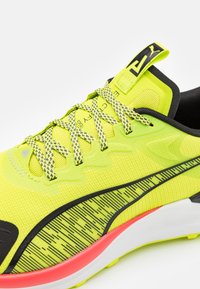 Puma ELECTRIFY NITRO 3 TR - Trail hardloopschoenen - lime pow/black/active red