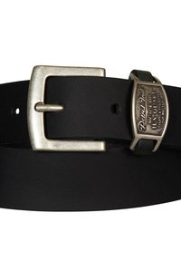 Zwarte leren riem met een zilveren metalen gesp en een extra zilveren accent met merkdetails, met een gladde textuur en klassiek ontwerp.