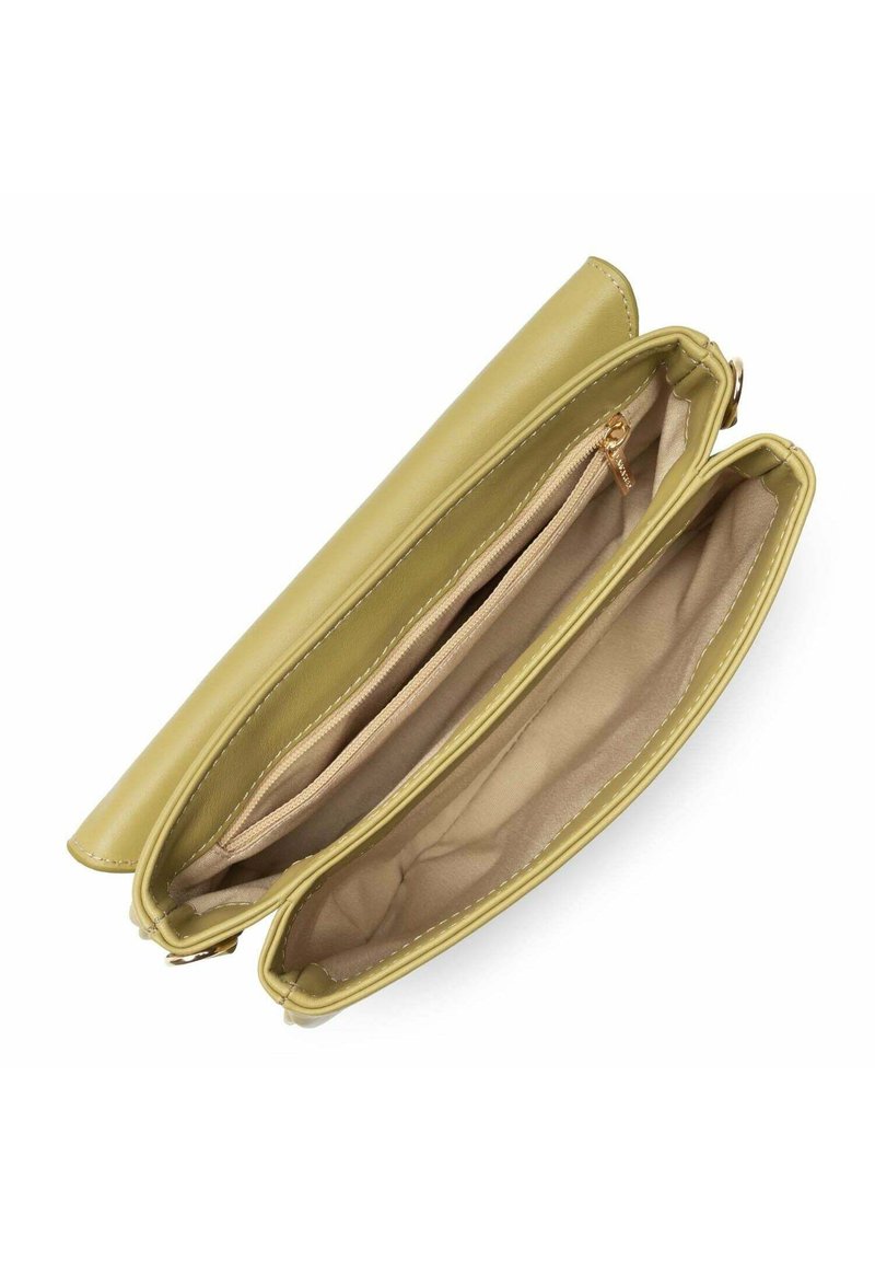 Geel leren clutch met twee compartimenten, waarvan één met rits, en voorzien van een beige stoffen voering. Gladde textuur en gestructureerd ontwerp.
