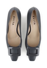 Ballerine in pelle grigia con una larga fibbia quadrata, punte a mandorla e una finitura liscia e lucida; la soletta presenta un colore beige.