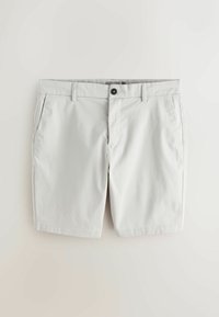 Short gris clair longueur genou avec passants de ceinture, bouton à l'avant, fermeture éclair et poches latérales, posé à plat sur fond blanc.