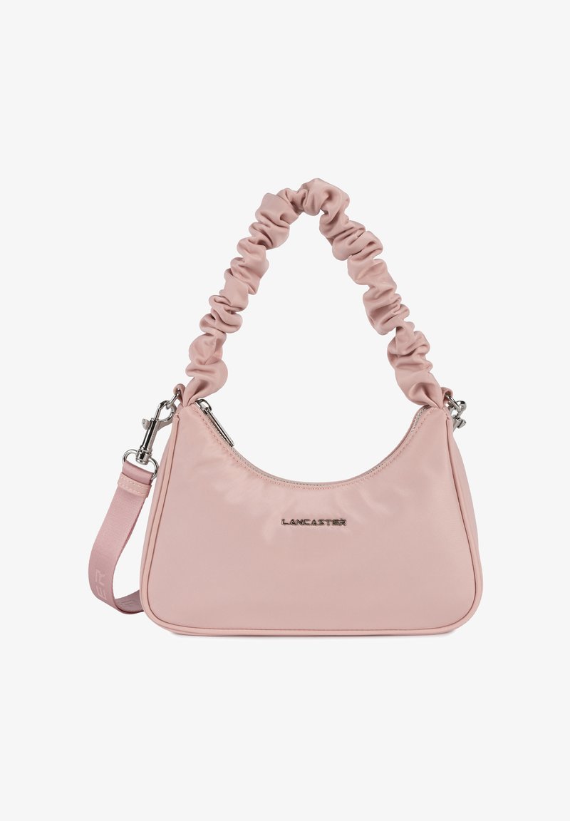 Sac à main en tissu rose avec une poignée froncée, fermeture zippée et détail logo en argent. Texture lisse, forme moderne et bandoulière amovible.