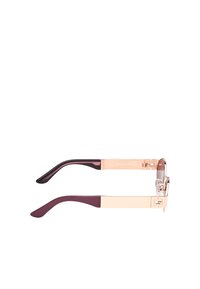 Occhiali da sole con montatura metallica degradè viola e oro, caratterizzati da aste testurizzate e un dettaglio metallico lucido vicino alle lenti.