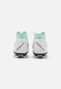 Crampons de football blancs et turquoise avec un design mi-haut, arborant des accents noirs et roses. Le texte "PHANTOM LUNA" est inscrit sur le côté du talon.