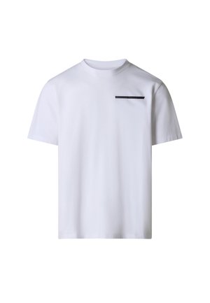 Camiseta blanca de manga corta con cuello redondo, con una pequeña raya negra horizontal y un texto sutil en la parte superior izquierda del pecho.