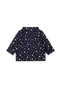 Granatowa koszula z długim rękawem z białym wzorem w gwiazdy oraz kołnierzykiem. Zawiera mankiety zapinane na guziki oraz detal w postaci zakładki z tyłu.