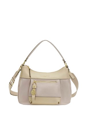 Beige og lys taupe læderhåndtaske med guldfarvet lynlås og dekorativt vedhæng, med både skulderrem og håndtag.