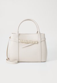 Beige syntetisk handväska med två övre handtag, ett avtagbart axelrem och ett guld "VALENTINO"-logotyp över framsidan. Slät textur.