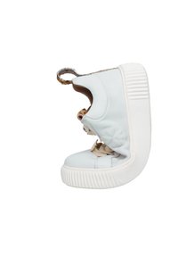 Sneaker in pelle blu chiaro con punta arrotondata, suola in gomma bianca texturizzata, lacci beige e una maniglia decorativa sul retro.