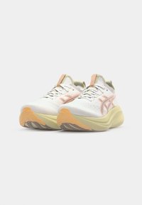 Des chaussures de course légères avec une tige en mesh blanc, des accents orange et beige, une semelle texturée et une semelle intermédiaire rembourrée pour un soutien optimal.