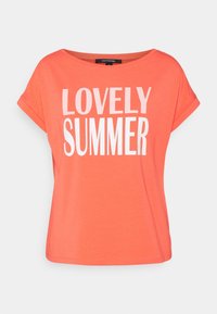 Camiseta de manga corta color coral con puños enrollados y texto blanco "LOVELY SUMMER" en el frente, escote redondeado.