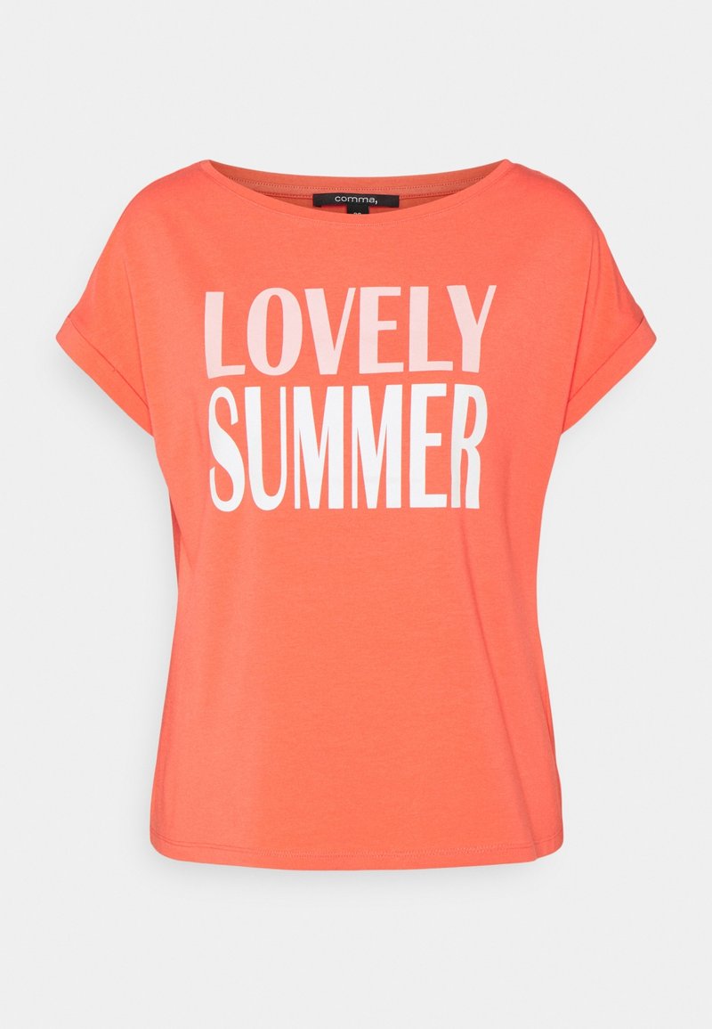 Camiseta de manga corta color coral con puños enrollados y texto blanco "LOVELY SUMMER" en el frente, escote redondeado.
