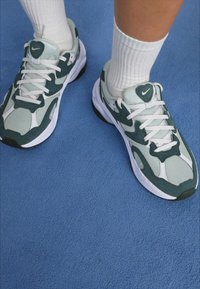 Nike Sportswear AL8 - Sneakers basse - vintage green/spring green/carbon green/white/light silver/platinum tint