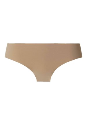 Sous-vêtements hipster nude sans couture avec une texture lisse, une taille basse et une large ceinture, présentant des coutures minimales et aucune couture visible.