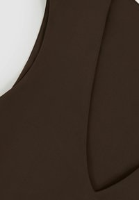 Tumepruun kangas sileda tekstuuriga, V-kujulise kaelusega ja puhaste joontega, rõhutades minimalistlikke disainielemente.