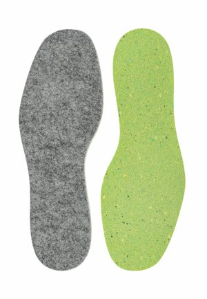 Dwie wkładki do butów obok siebie, jedna wykonana z szarego filcu, druga z zielonej pianki z małymi czarnymi i niebieskimi plamkami.
