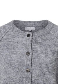 Grau gestrickte Strickjacke mit runder Halslinie, ausgestattet mit strukturiertem Stoff, drei schwarzen Knöpfen und einem Label mit der Aufschrift "Marie Lund, Kopenhagen."