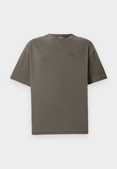 Oliven grøn kortærmet t-shirt lavet af blød bomuld, med rund hals og et lille "CLOSED" logo broderet på forsiden.