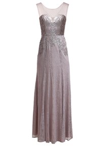 Robe longue rose en dentelle sans manches avec un décolleté transparent et des détails floraux brodés sur le corsage.