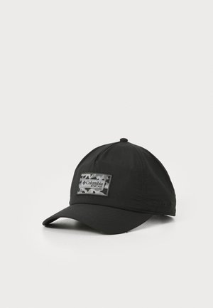 Gorra negra hecha de tela ligera, con un parche de camuflaje que lleva la marca "Columbia", visera curvada y cierre de snaps ajustable.