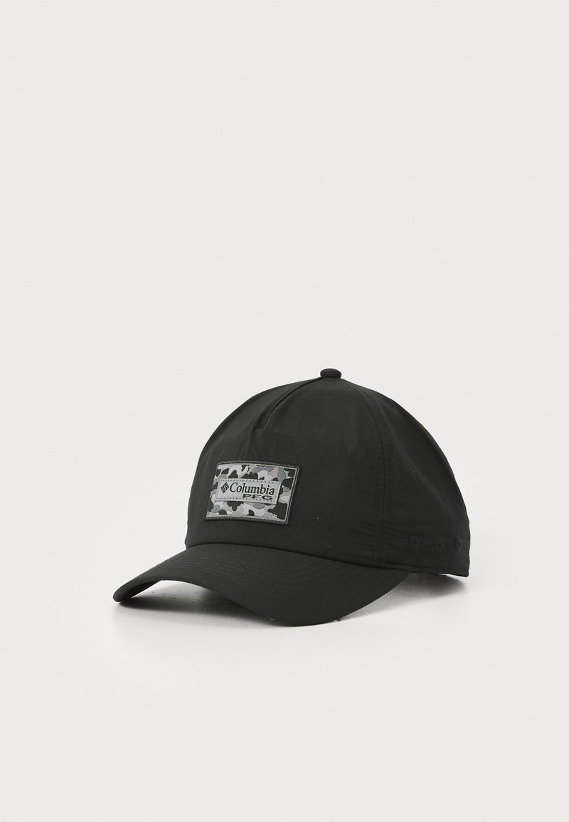 Gorra negra hecha de tela ligera, con un parche de camuflaje que lleva la marca "Columbia", visera curvada y cierre de snaps ajustable.