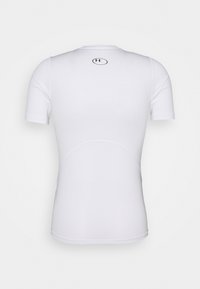 Hvid fitted kortærmet atletisk skjorte lavet af glat, strækbart materiale, med rund halsudskæring og et lille logo på den øverste del af ryggen.