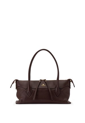 Sac à main en cuir marron foncé avec deux longues poignées, fermeture éclair dorée et petit logo sur le devant, sur fond blanc.