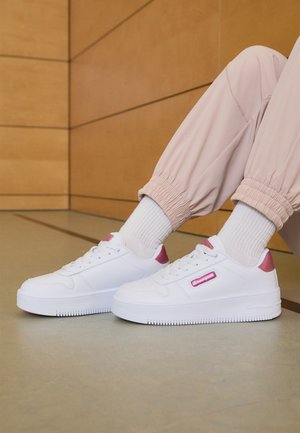 RD18 PLATFORM GLITZ - Zapatillas de baloncesto - white/rose gold