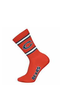 Røde ankelstrømper med en blå og hvid stribet kant øverst, med et "C" logo og ordet "BEARS" trykt på siden.