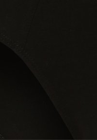 Schwarzer Stretchstoff mit glatter Textur, der flache Nähte und ein körperbetontes Design aufweist. Keine sichtbaren Muster oder Hardware-Details.