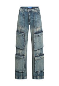 Modré džínsy cargo s voľným strihom, ktoré obsahujú množstvo veľkých vreciek, zips na prednej strane a mierne ošúchaný vzhľad pre vintage štýl.