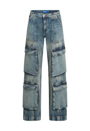 Blaue Cargo-Jeans mit lockerer Passform, ausgestattet mit mehreren großen Taschen, einem Reißverschluss und einer leicht gefärbten Textur für einen abgetragenen Look.