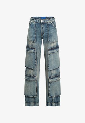 Blå denim cargo bukser med løs pasform, der har flere store lommer, lynlås og en let falmet tekstur for et slidt udseende.