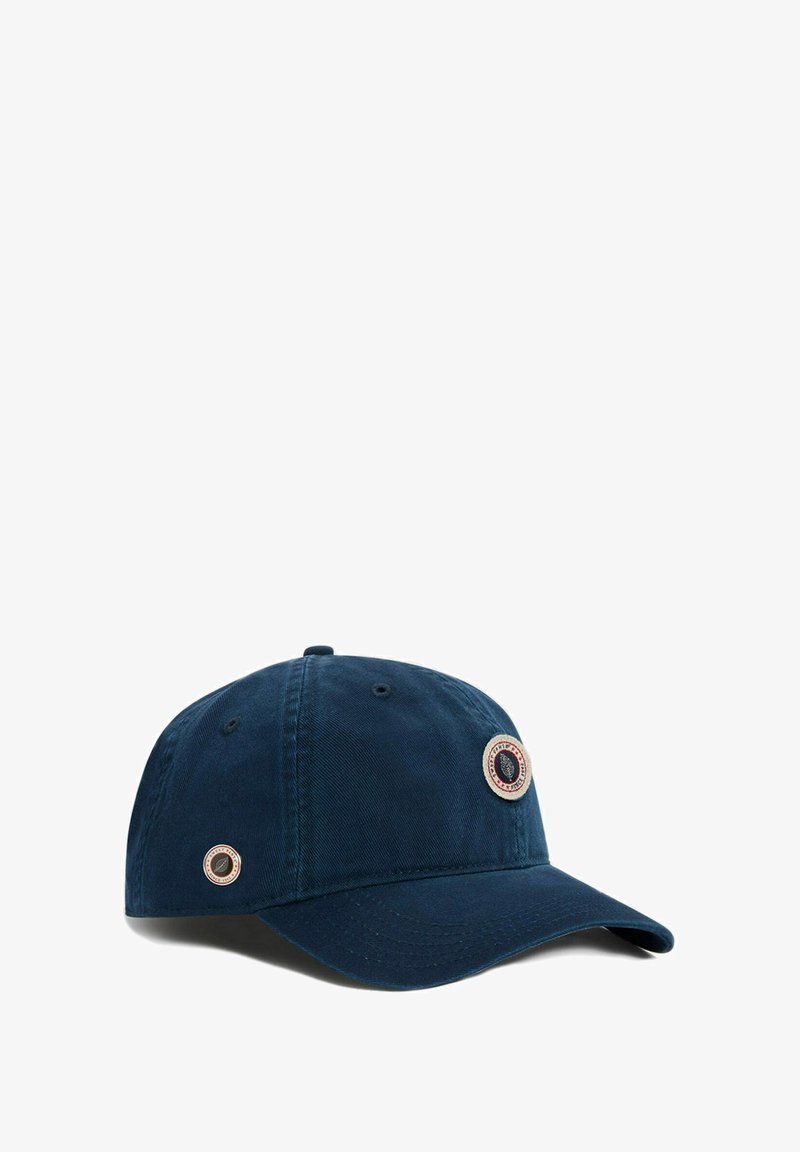 Casquette bleu marine avec un visière incurvé, en tissu. Présente deux accents métalliques ronds à l'avant pour un ajout de détail et de design.