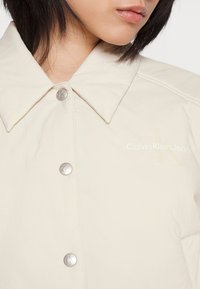 Calvin Klein Jeans CROPPED COACH JACKET - Ελαφρύ μπουφάν - eggshell
