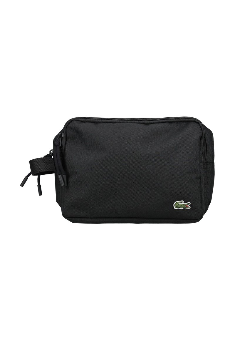 Bolsa rectangular negra fabricada con tejido resistente, con cierre de cremallera y un pequeño logo bordado. Incluye una correa lateral para llevarla.