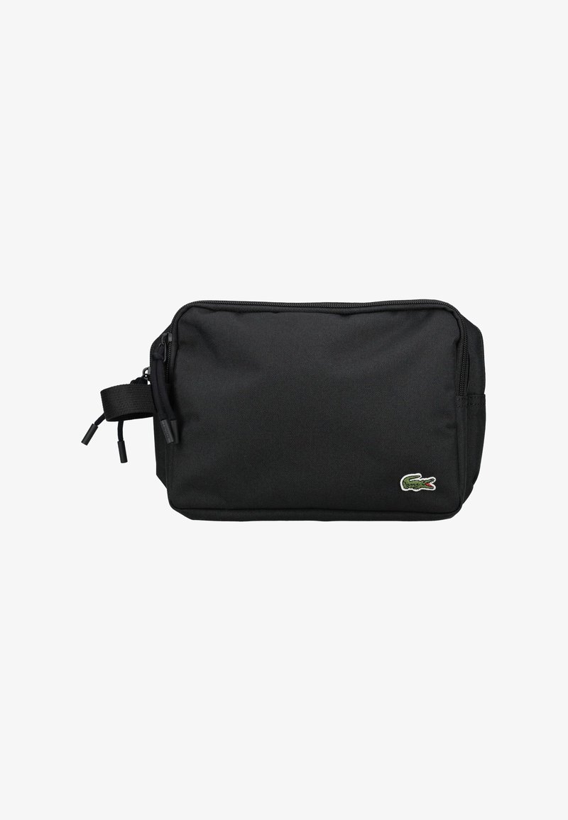 Bolsa rectangular negra fabricada con tejido resistente, con cierre de cremallera y un pequeño logo bordado. Incluye una correa lateral para llevarla.