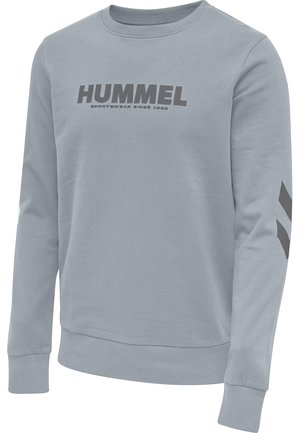 Sudadera gris claro de manga larga, con el logo "HUMMEL" en gris oscuro en el pecho y un patrón de tres franjas en las mangas.