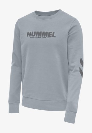Sudadera gris claro de manga larga, con el logo "HUMMEL" en gris oscuro en el pecho y un patrón de tres franjas en las mangas.