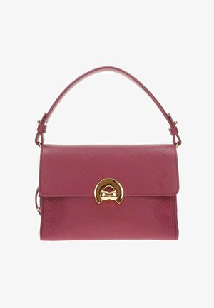 Petit sac à main en cuir texturé rose foncé avec poignée supérieure et fermoir circulaire doré sur le rabat avant.